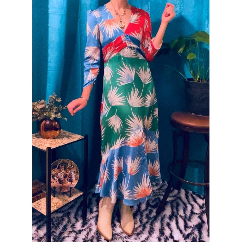 Summer Sleek 🌿☀️
Satin Palm Printed Dress w/ Front Slit